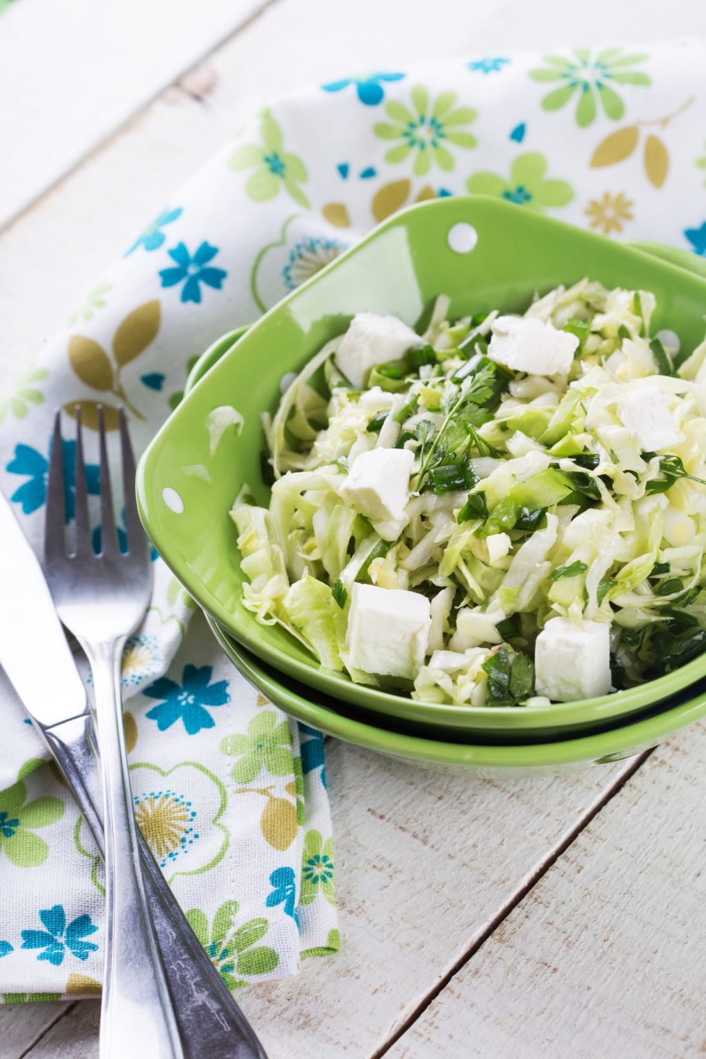 Kraut­sa­lat (griechischer Art) mit Pe­pe­ro­ni und Schafs­kä­se für ...